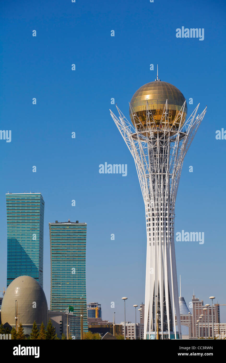Le Kazakhstan, Astana, Nurzhol Bulvar - boulevard central, Bayterek Tower et à gauche la Northern Lights d'immeubles à appartements et l'édifice en forme d'oeufs d'Archive nationale Banque D'Images