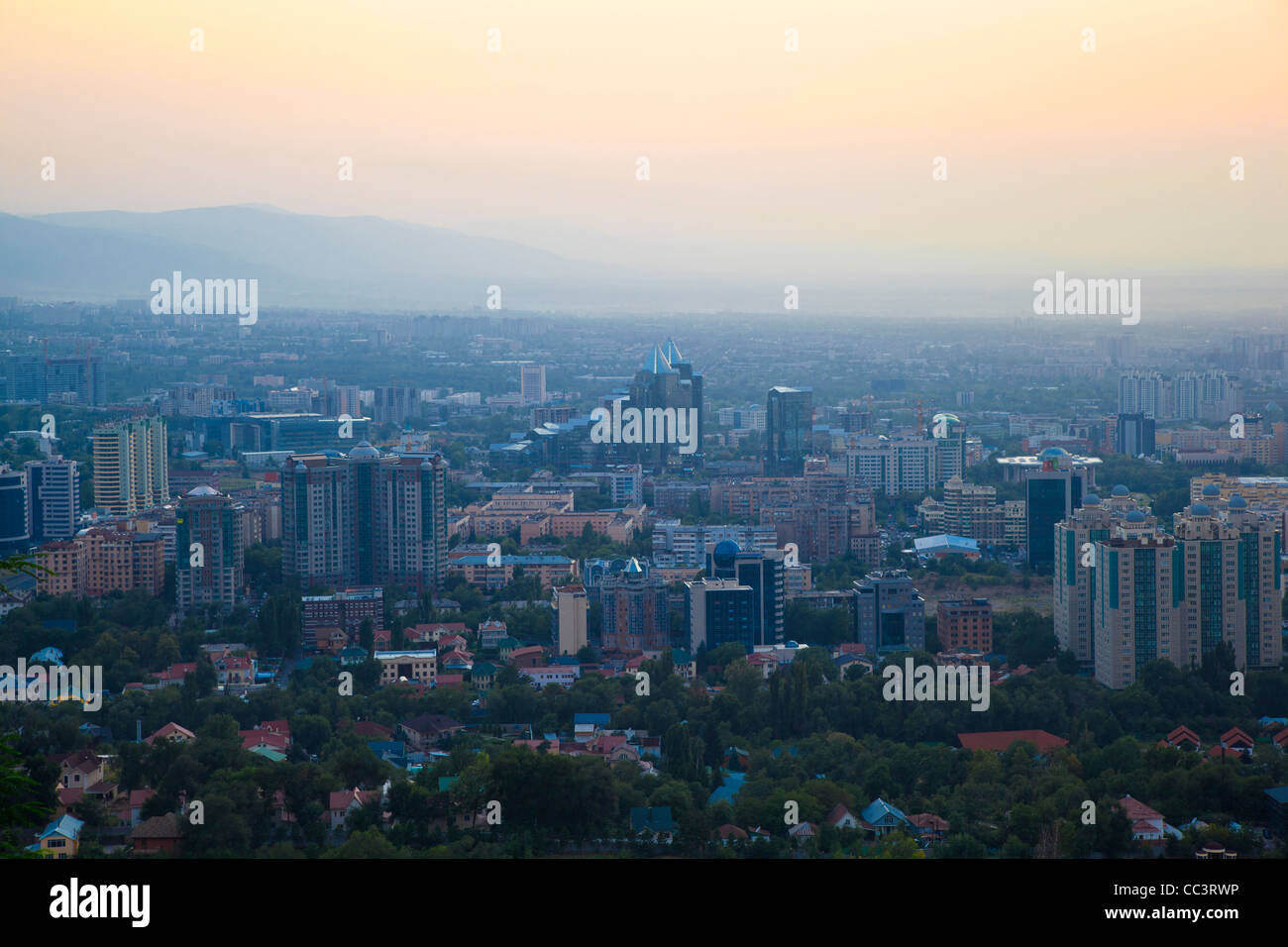 Kazakhstan, Almaty, vue de la ville d'Almaty de Kok-Tobe Banque D'Images