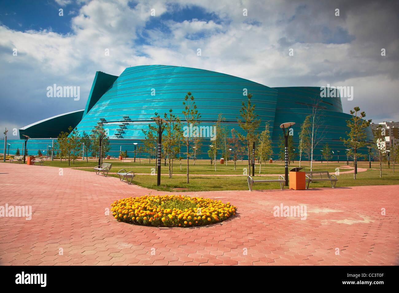 Le Kazakhstan, Astana, Concert Hall Central, conçu comme les pétales d'une fleur - architectes : Manfredi et Luca Nicoletti, Italie Banque D'Images