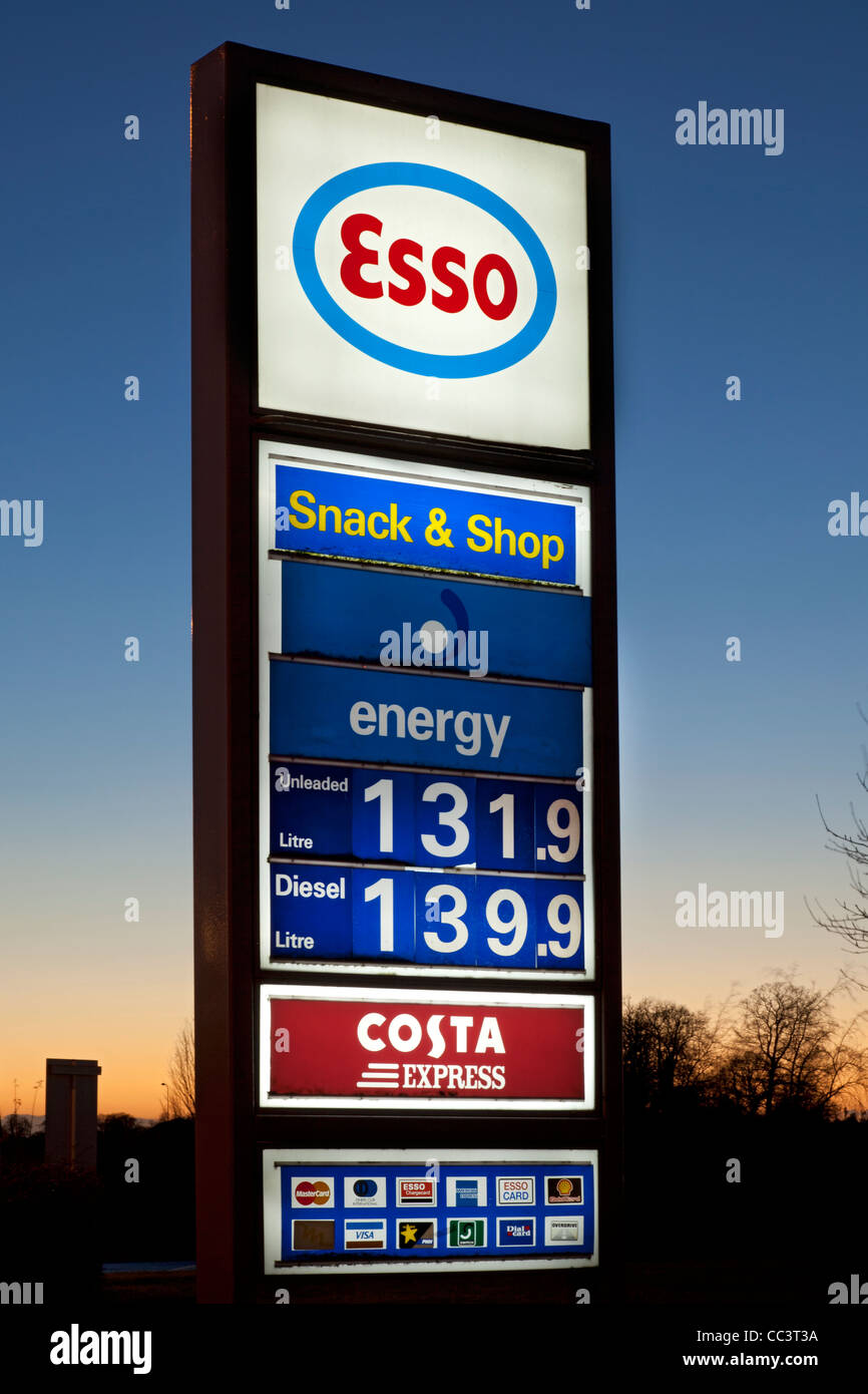 L'essence de carburant Esso garage station-service de nuit Banque D'Images