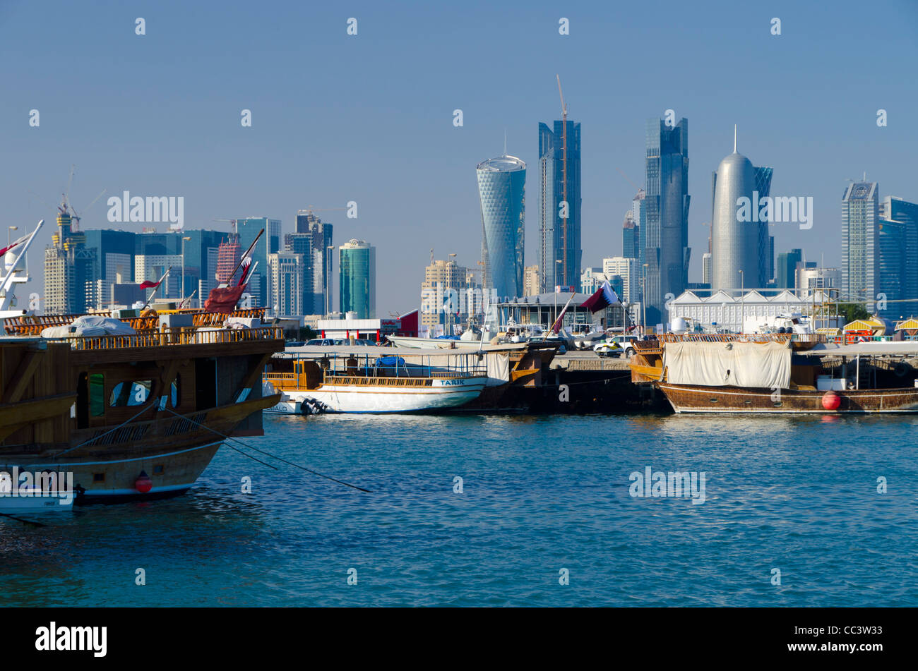 Qatar, Doha, Skyline moderne de Dhow Harbour Banque D'Images