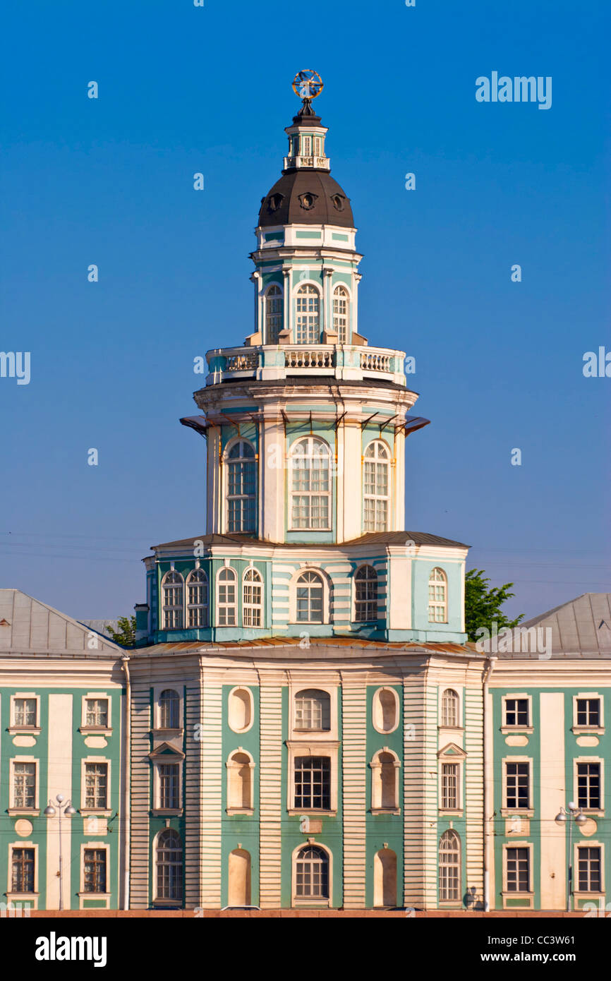 La Russie, Saint-Pétersbourg, Neva Riverfront, la Kunstkamera créé par Pierre le Grand Banque D'Images