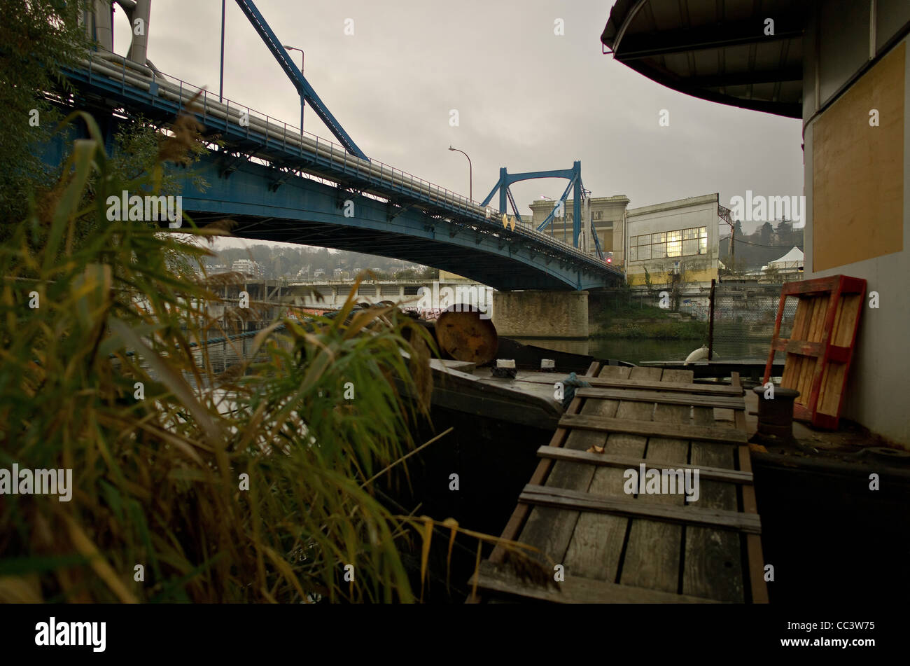 L'Île Seguin et vestige de l'usine de Renault., le pont de l'île de Renault. Banque D'Images