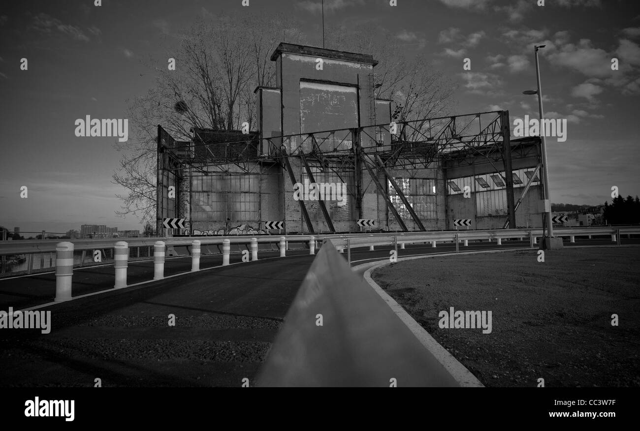 L'Île Seguin et vestige de l'usine de Renault., une nouvelle route sur l'Ile Seguin. Banque D'Images