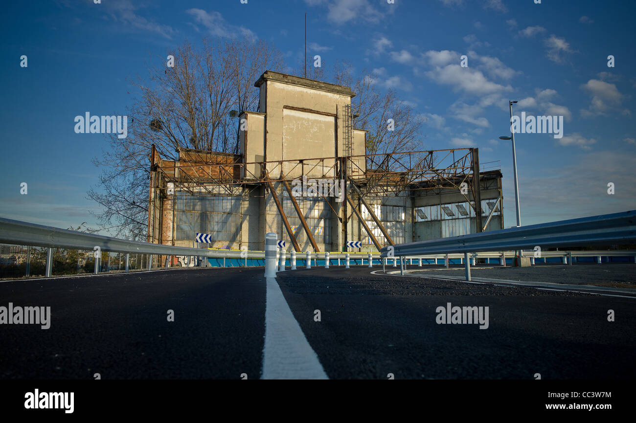 L'Île Seguin et vestige de l'usine de Renault., frais goudron sur l'Ile Seguin. Banque D'Images