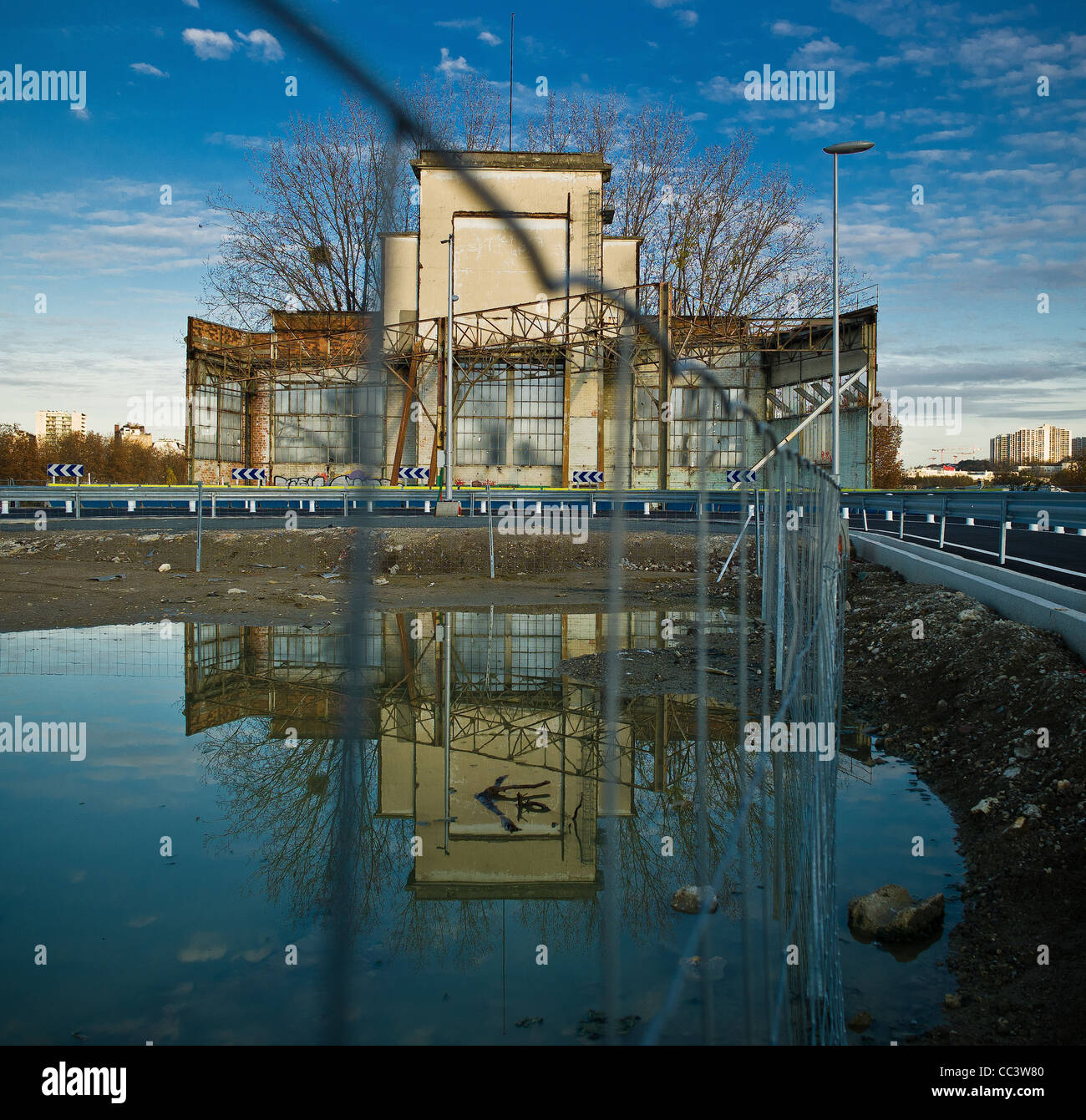 L'Île Seguin et vestige de l'usine de Renault., reflet de site. Banque D'Images