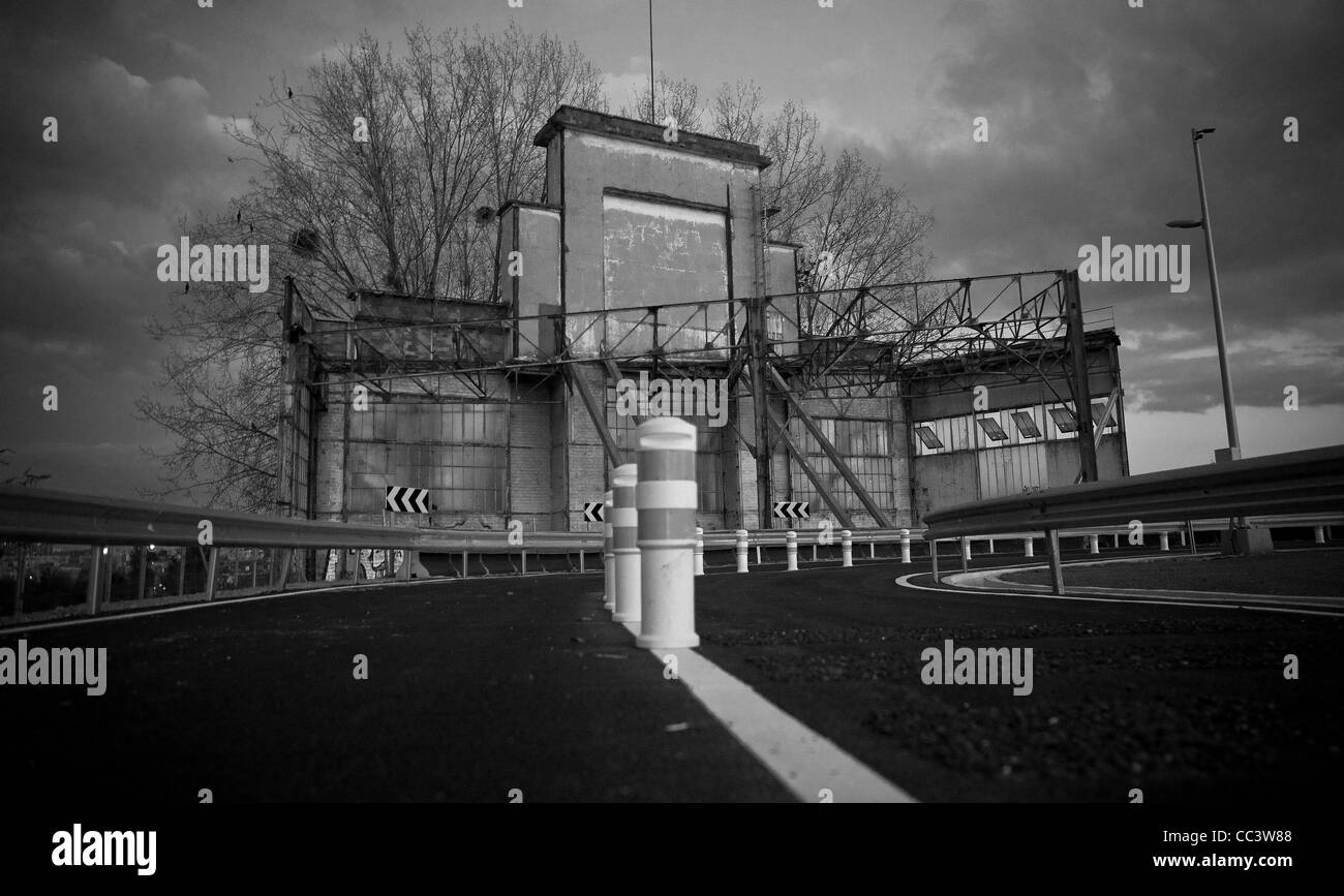 L'Île Seguin et vestige de l'usine de Renault., nouvelle route et décoration ancienne. Banque D'Images