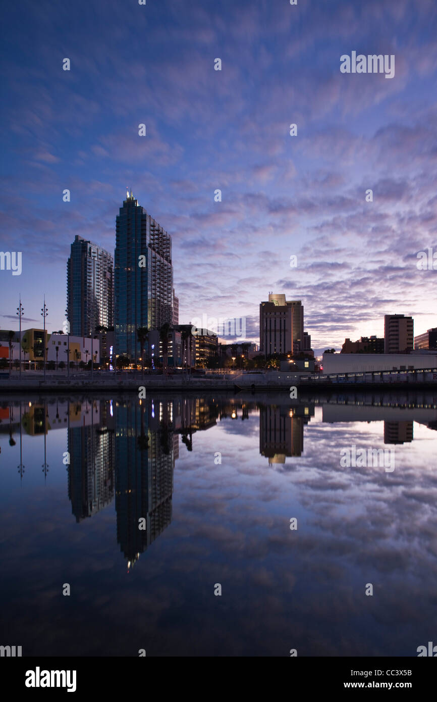 USA, Florida, Tampa, Tampa Museum of Art et les immeubles de grande hauteur, Dawn Banque D'Images