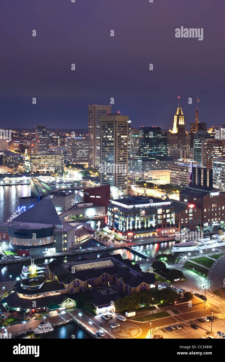 USA, Maryland, Baltimore, Inner Harbour et Harbour East, high angle view de Marriott Baltimore Hotel, soir Banque D'Images