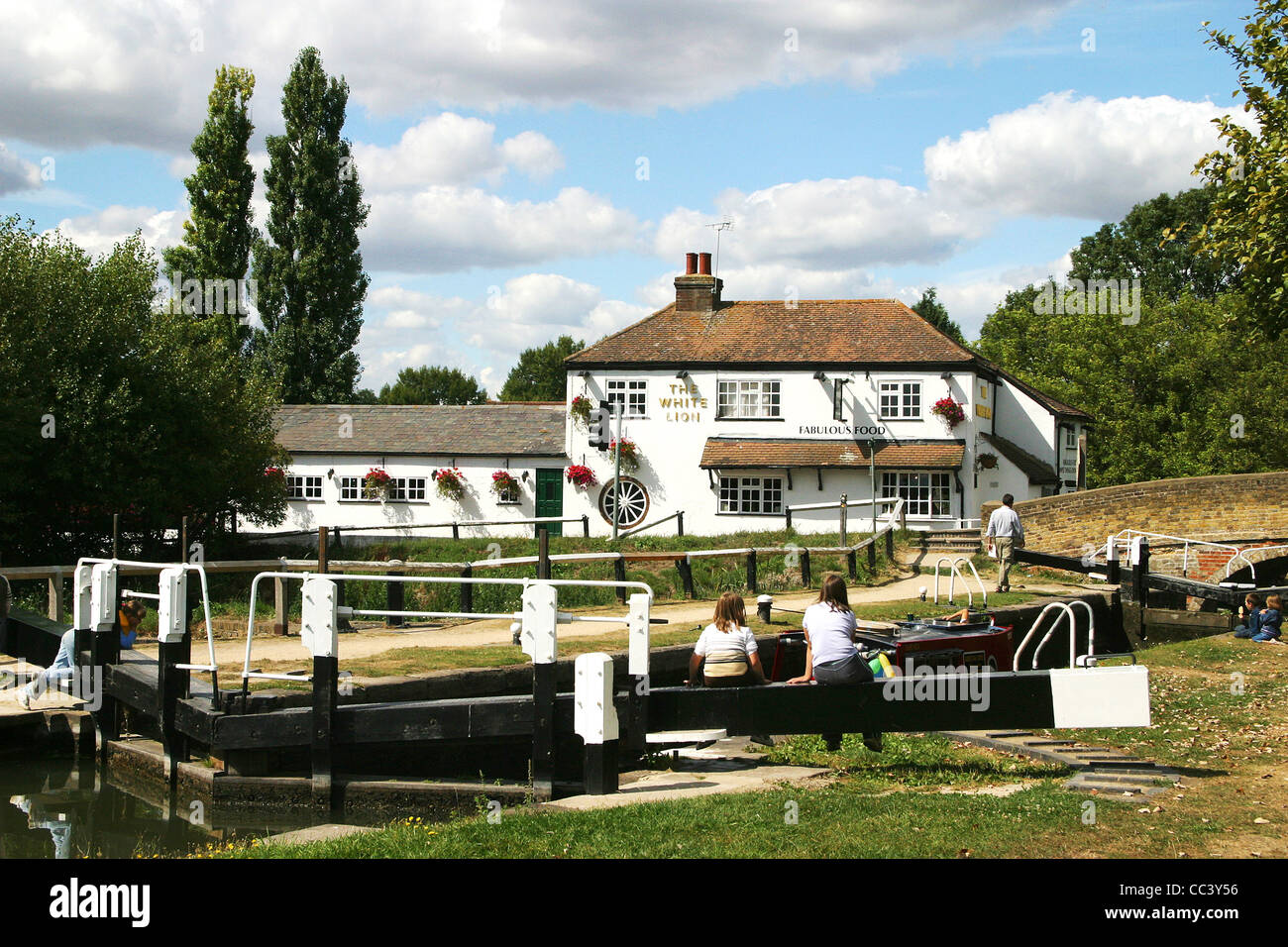 Le Lion Blanc Pub à Marsworth Lock, Grand Union Canal, Buckinghamshire, UK Banque D'Images