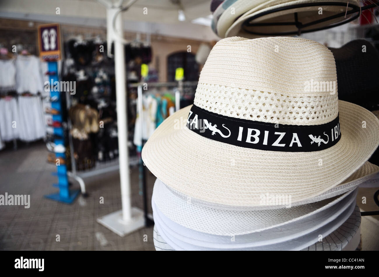 Ibiza blanc/crème hat à bande noire d'un gecko sur l'avant, en échoppe de marché. Banque D'Images