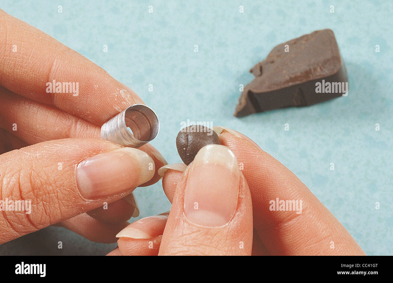 Récupération : Carpenter boutiques dans la mise en Œuvre de la Miniature pot de colle et pinceau Banque D'Images