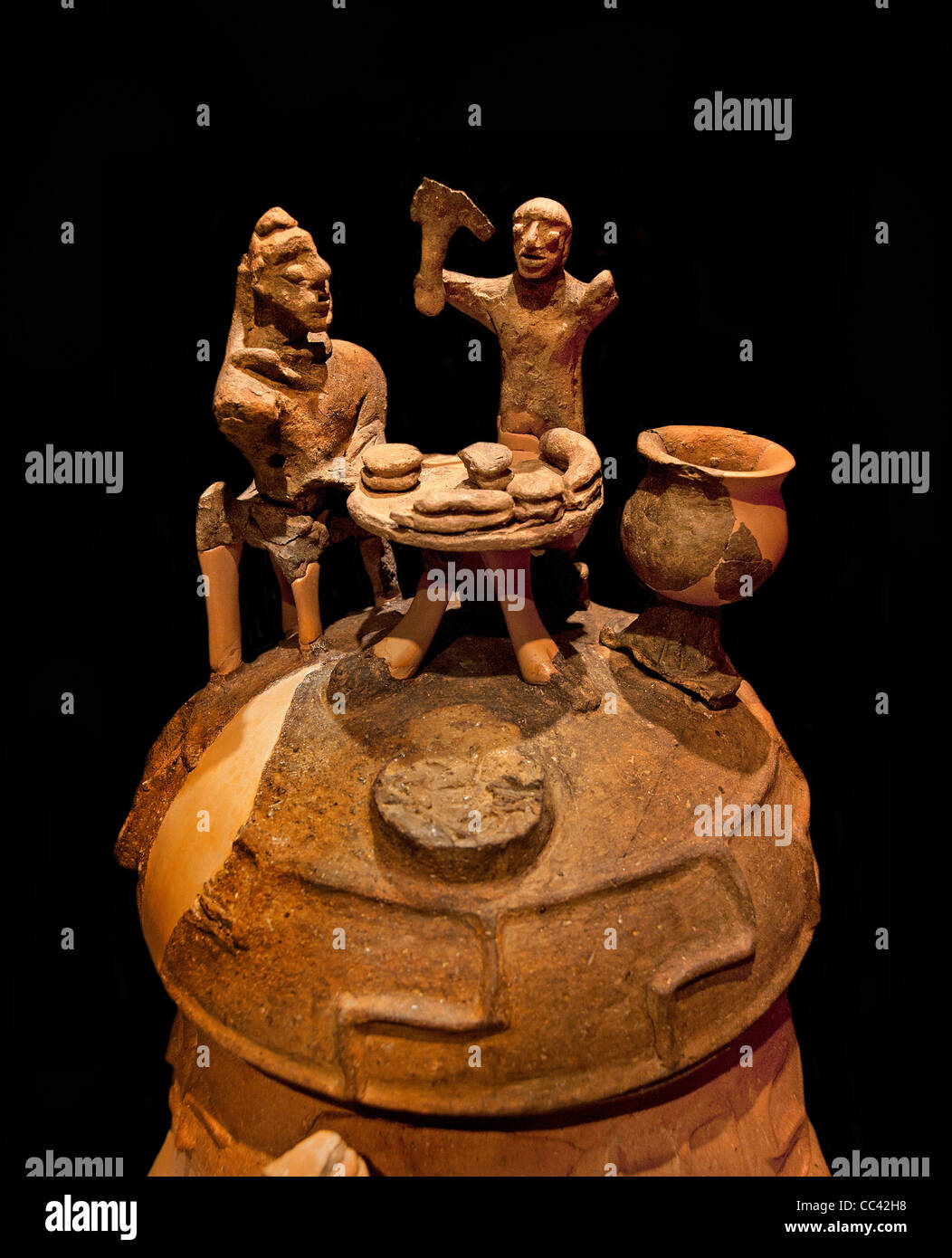 Urne funéraire avec scène du banquet étrusque de Volterra Italie Etruria 550 av. Banque D'Images