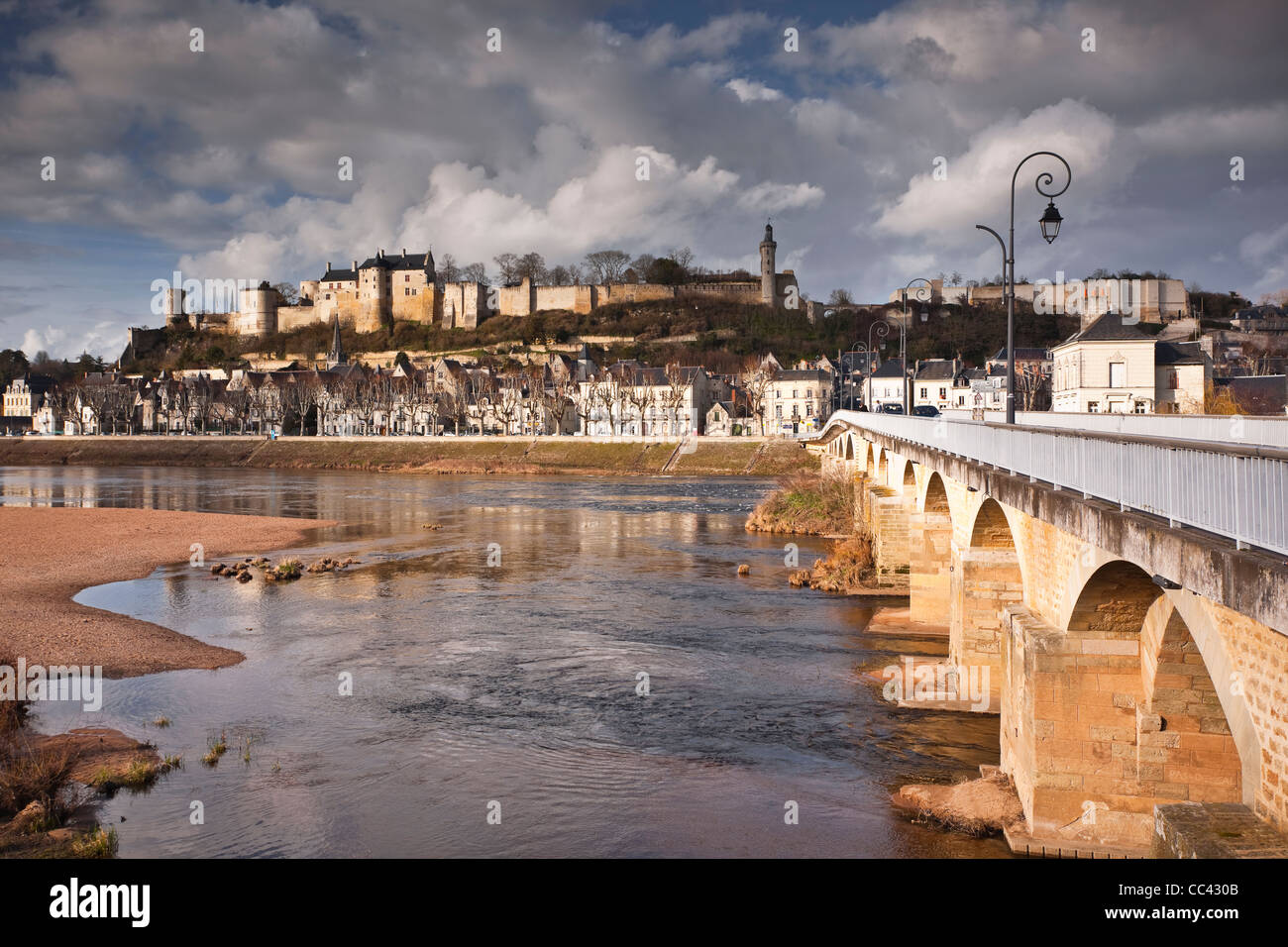 La Vienne et la ville de Chinon avec son château ci-dessus. Banque D'Images