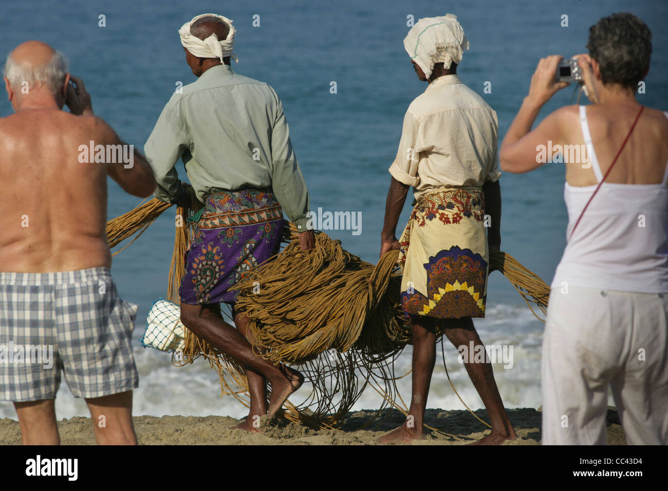 Photographie par Roy Riley à leurs filets des pêcheurs sur la plage de Kovalam au Kerala, en Inde Banque D'Images