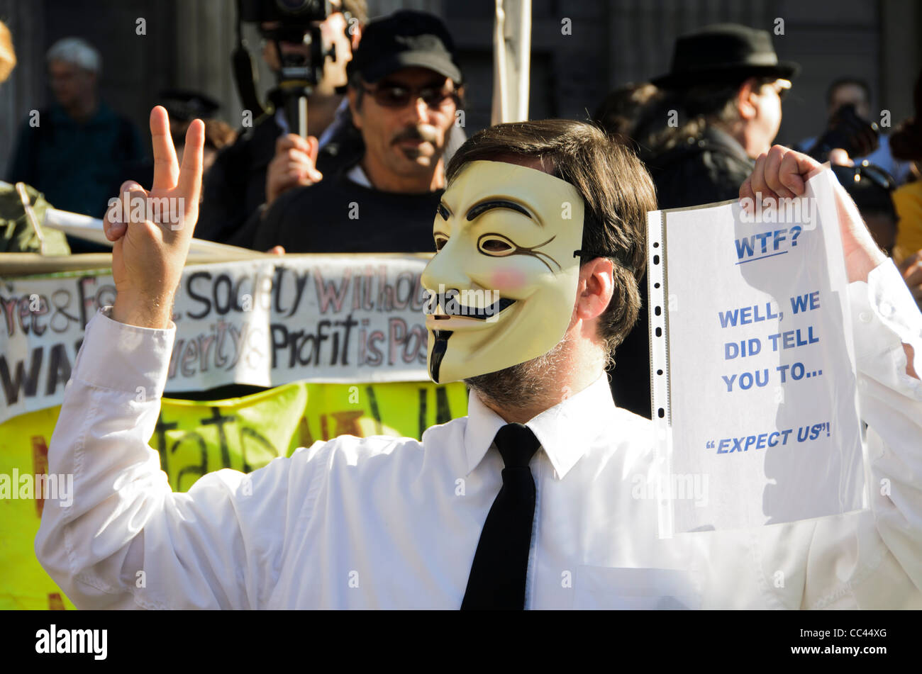 En manifestant Masque V pour Vendetta à Occupy London Stock Exchange, la Cathédrale St Paul, Londres, Angleterre Banque D'Images