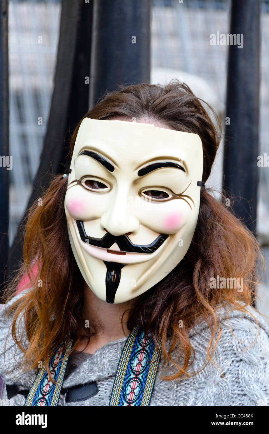 En manifestant Masque V pour Vendetta à Occupy London Stock Exchange, la Cathédrale St Paul, Londres, Angleterre Banque D'Images