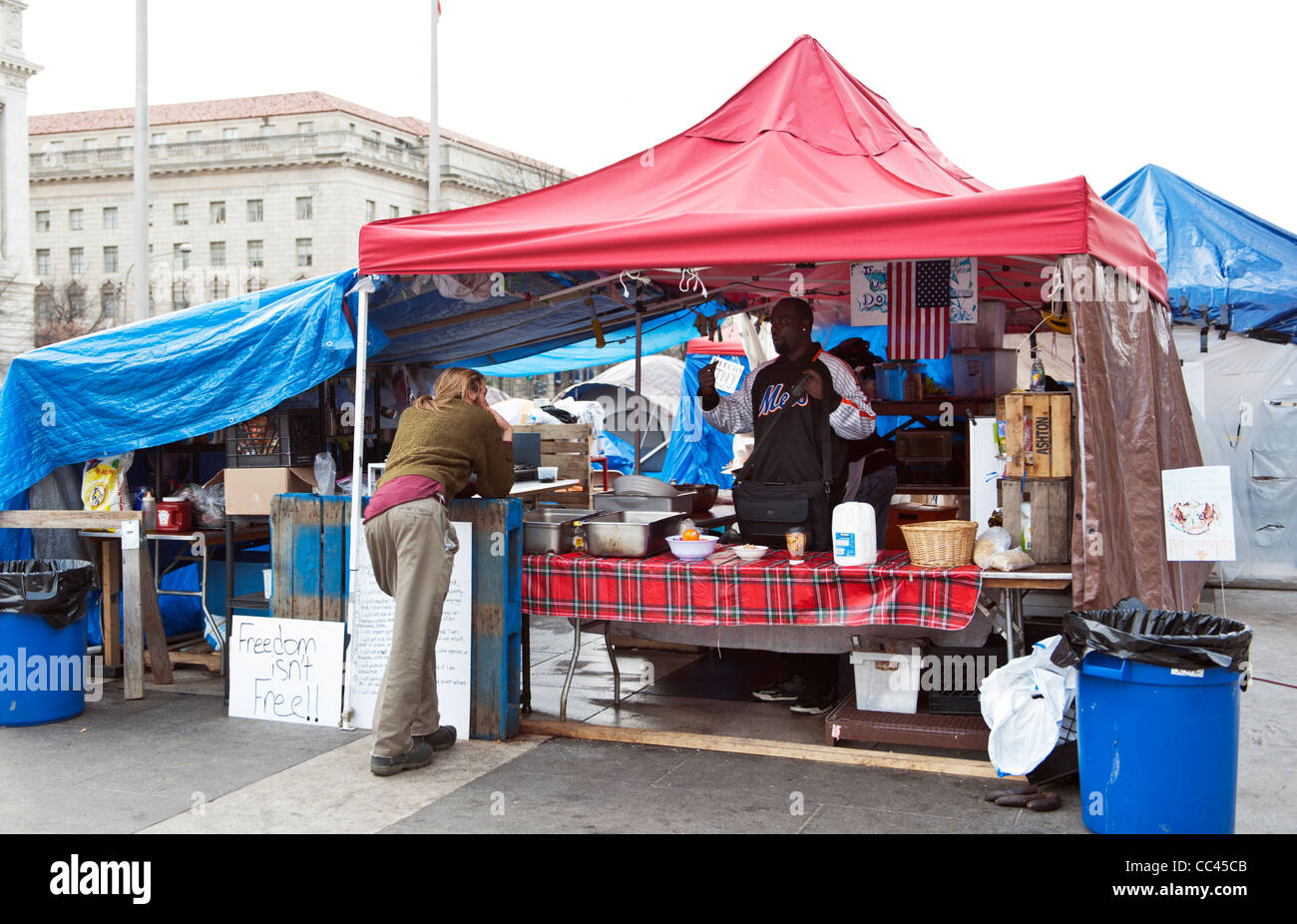 La nourriture tente à occuper DC. Un homme a mis en place une tente de préparer et servir de la nourriture à l'occupant Banque D'Images