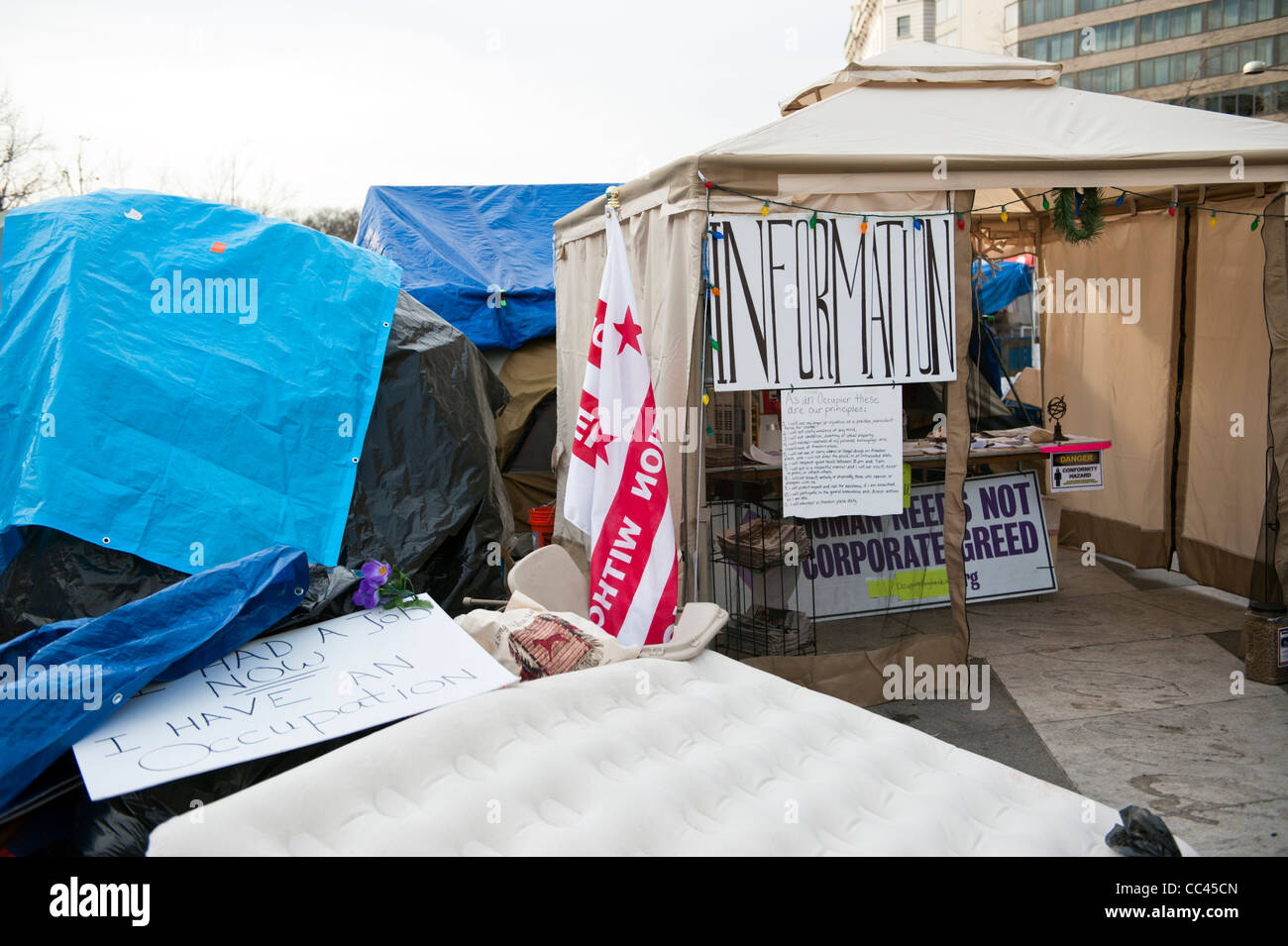 Une tente d'information à l'occuper de protestation de Washington DC à Freedom Plaza. Banque D'Images