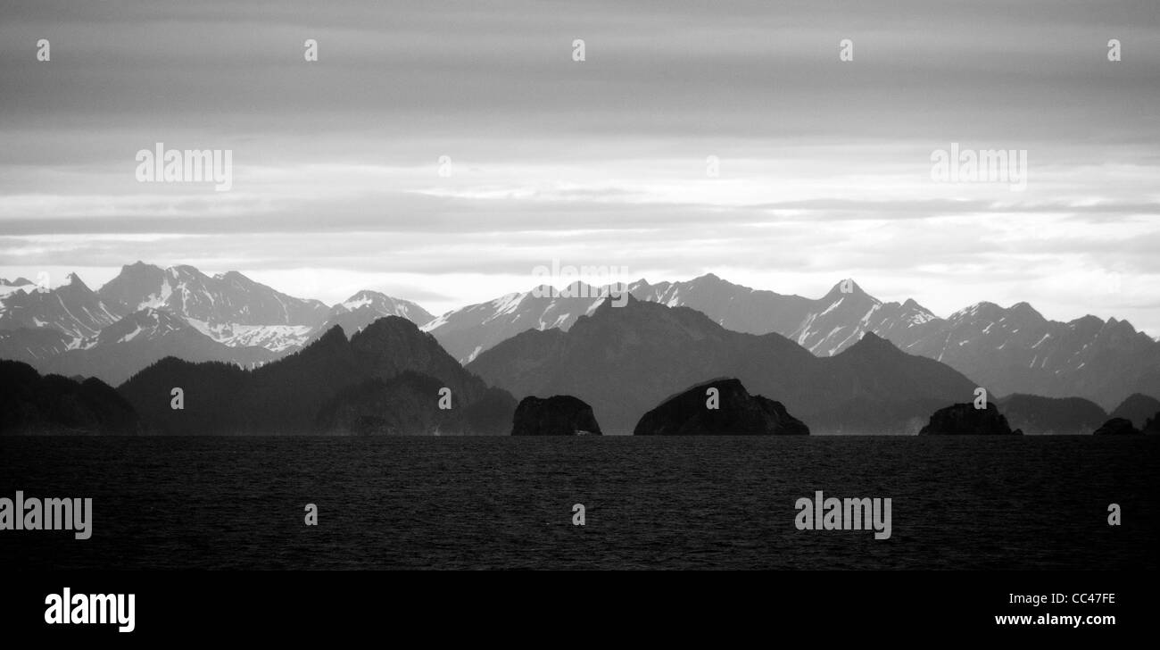 Image en noir et blanc des montagnes de l'Alaska dans le Passage intérieur Banque D'Images