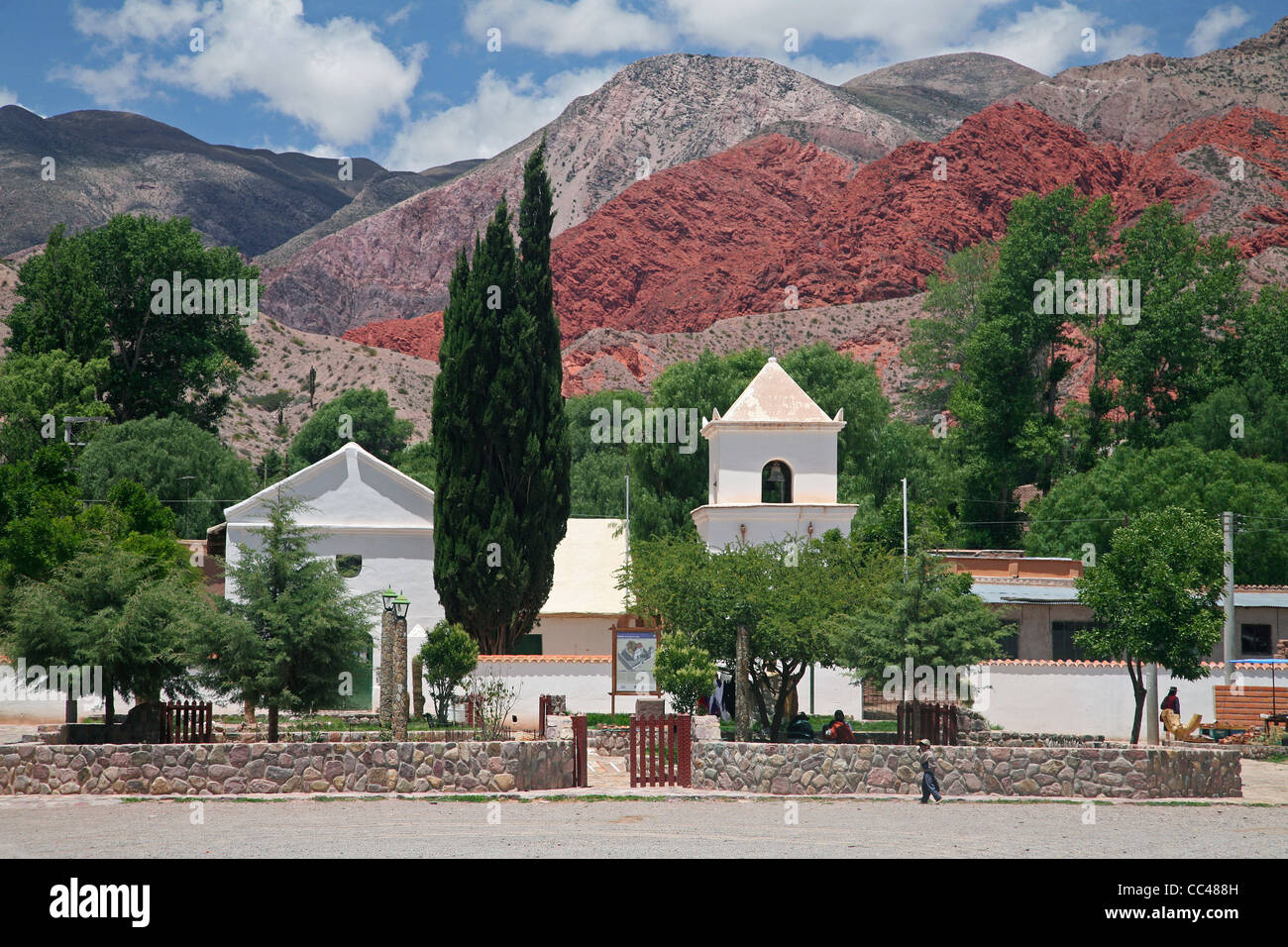 Église blanche de Uquia et la Quebrada de Humahuaca, province de Jujuy, Argentine Banque D'Images