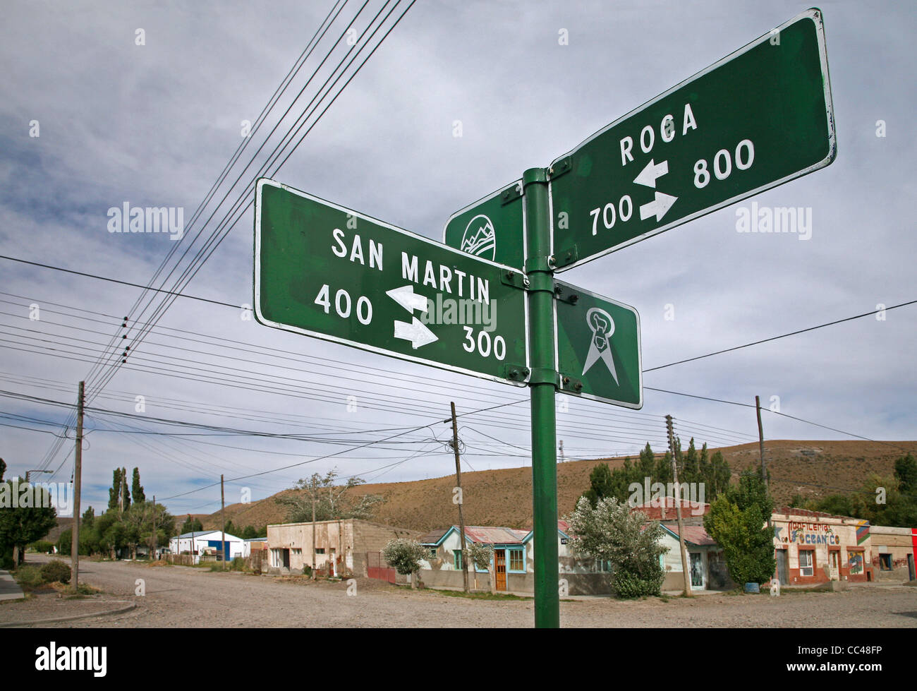 Panneau routier à Rio Mayo, un petit village isolé sur la route 40 dans la région de Patagonie, Argentine Banque D'Images