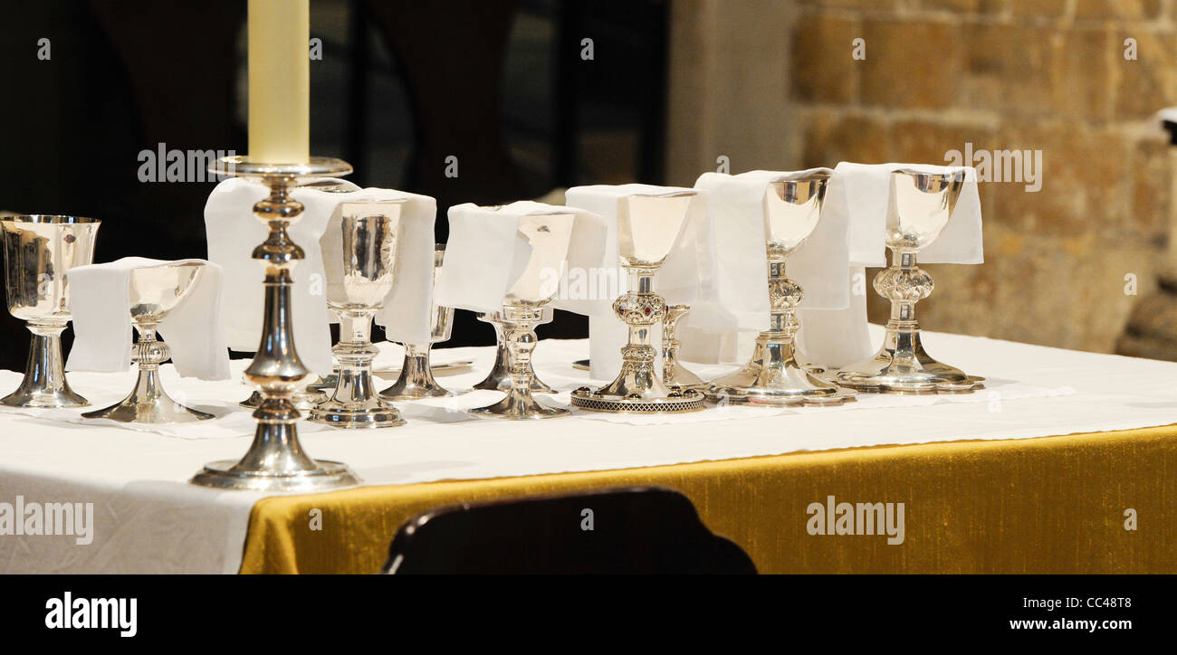 autel de calice banque d image et photos alamy