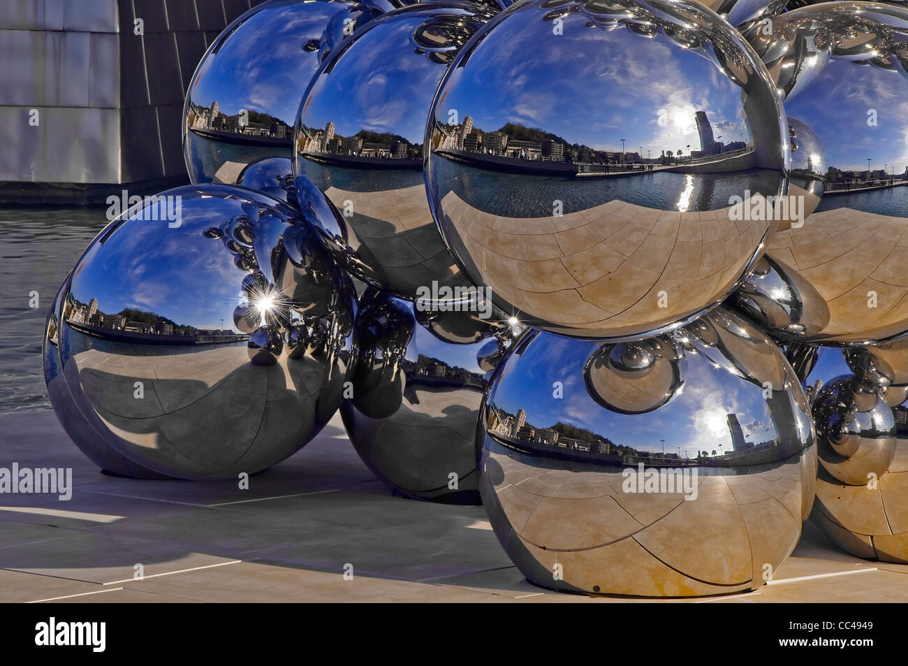 Détail de la sculpture de ballon le Guggenheim Museum, sur les rives de la rivière Nervion dans la ville de Bilbao, Biscaye, Pays Basque, Pays Basque, Espagne Banque D'Images