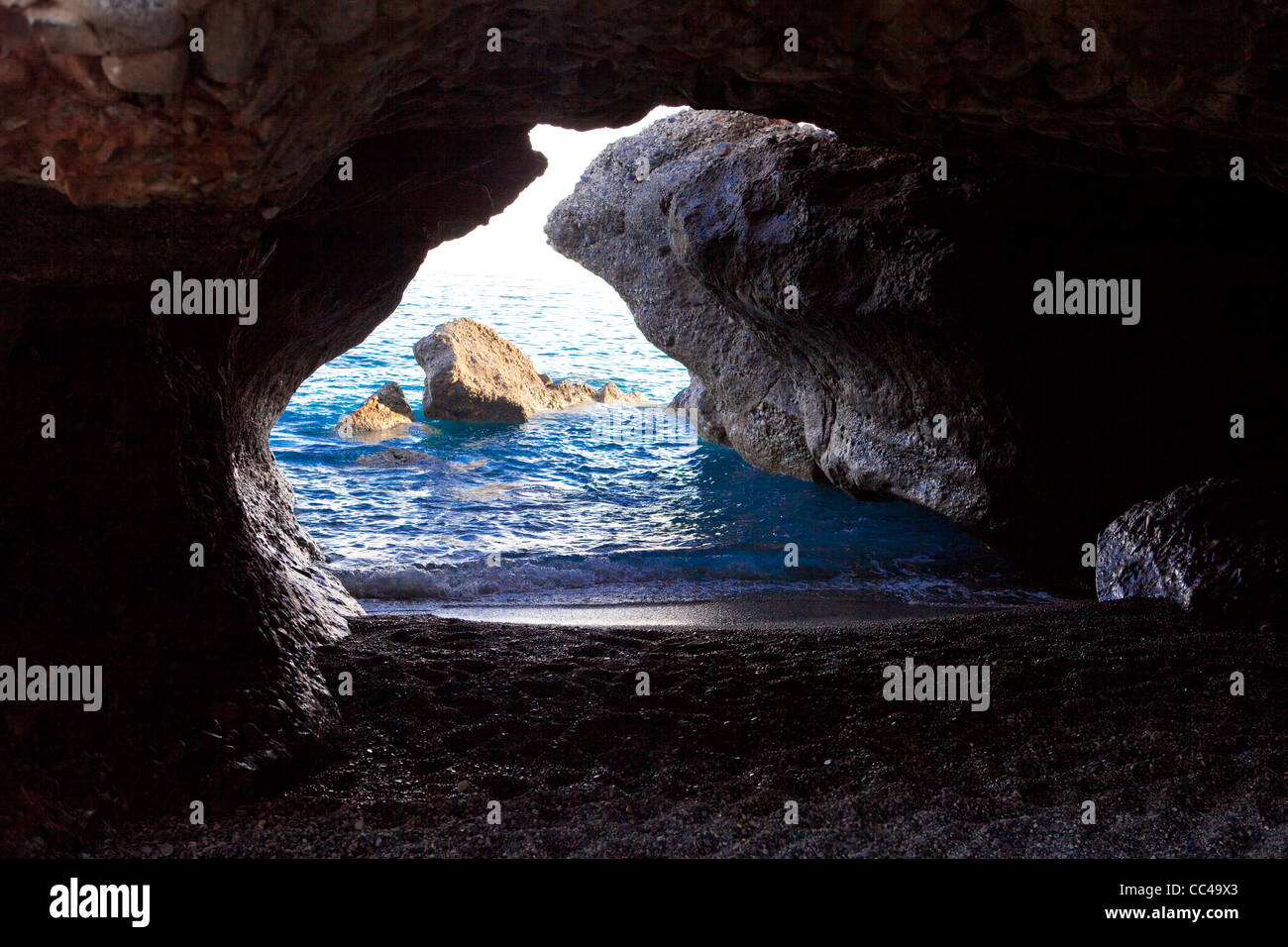 Une petite grotte avec plage privée en Crète cachés à proximité du village de Sfakia. Banque D'Images