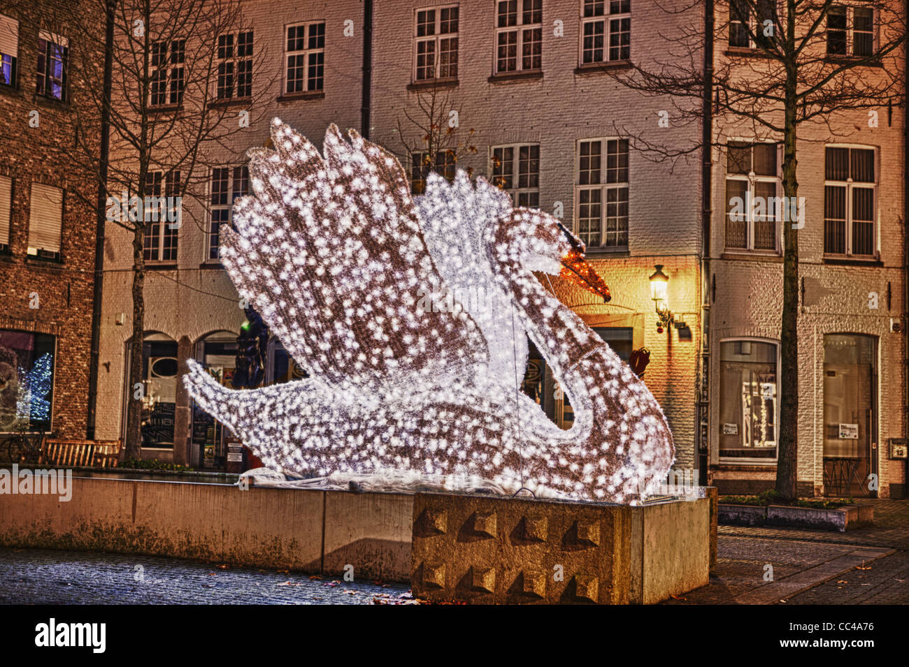 Une statue d'un cygne faite avec des feux ayant une apparence de cristal. La photo prise à Bruges au cours de la période de Noël. Banque D'Images