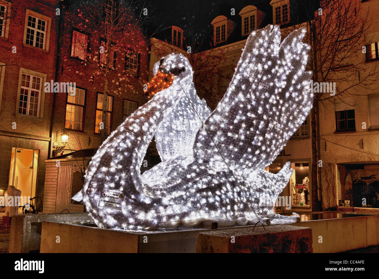Décoration de Noël avec un cygne statue faite par des feux ayant une apparence de cristal. Banque D'Images