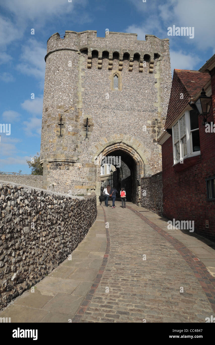L'entrée principale et promenade dans les ruines de château de Lewes à Lewes, East Sussex, UK. Banque D'Images