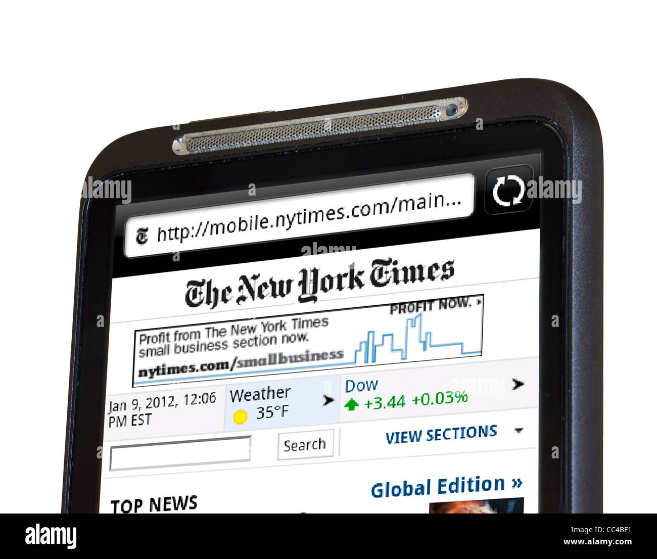 La lecture de l'édition en ligne du New York Times sur un smartphone HTC Banque D'Images