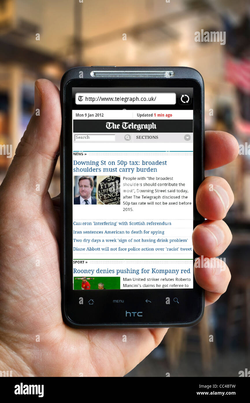 La navigation sur le Daily Telegraph Journal en ligne sur un smartphone HTC Banque D'Images