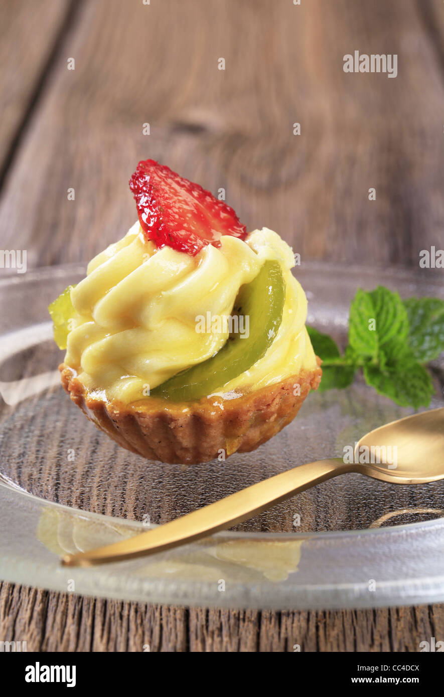 Tartelette recouvert de fruits avec remplissage crème anglaise Banque D'Images