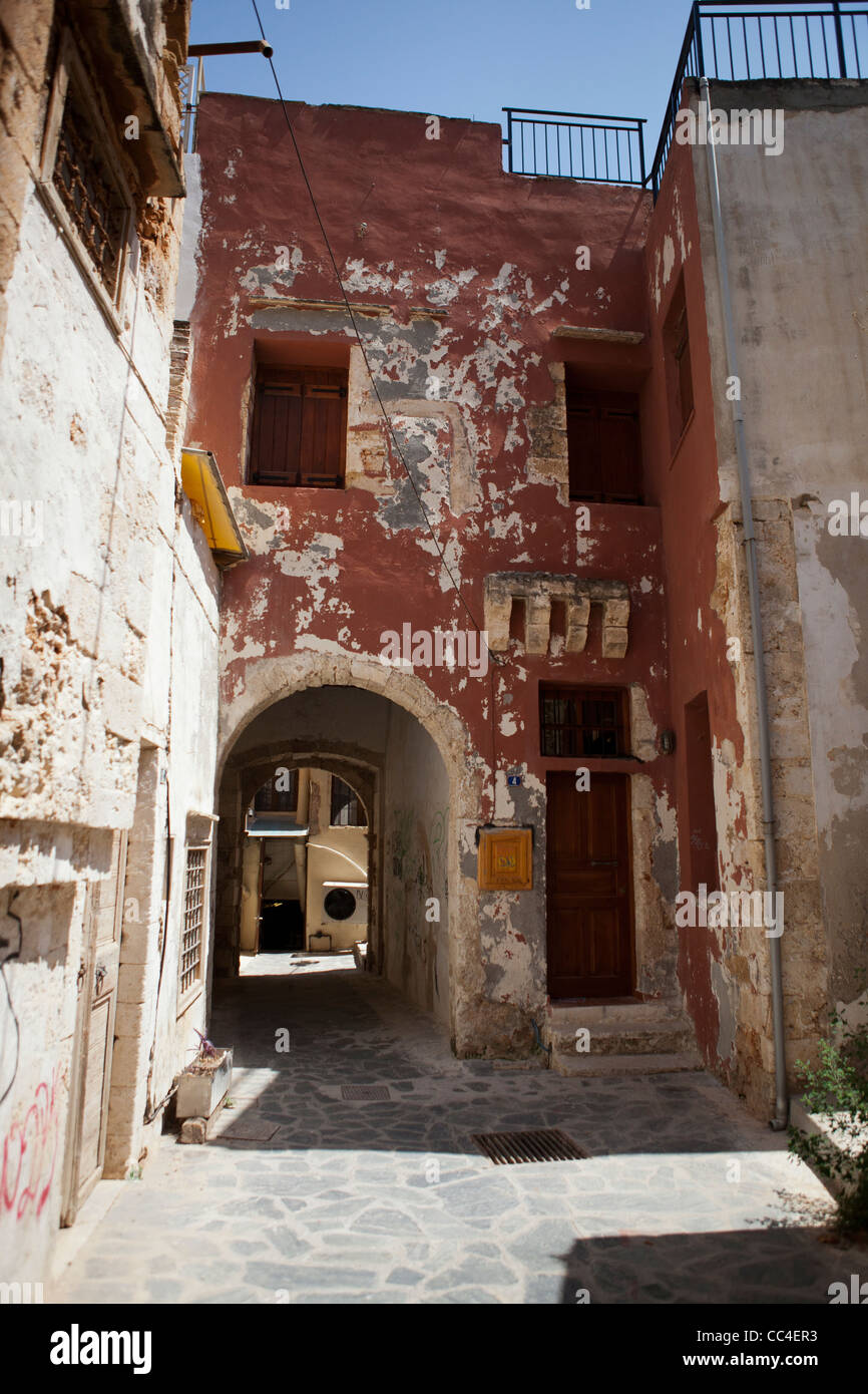 Une rue avec des maisons anciennes à la vieille ville de Chania en Crète Banque D'Images