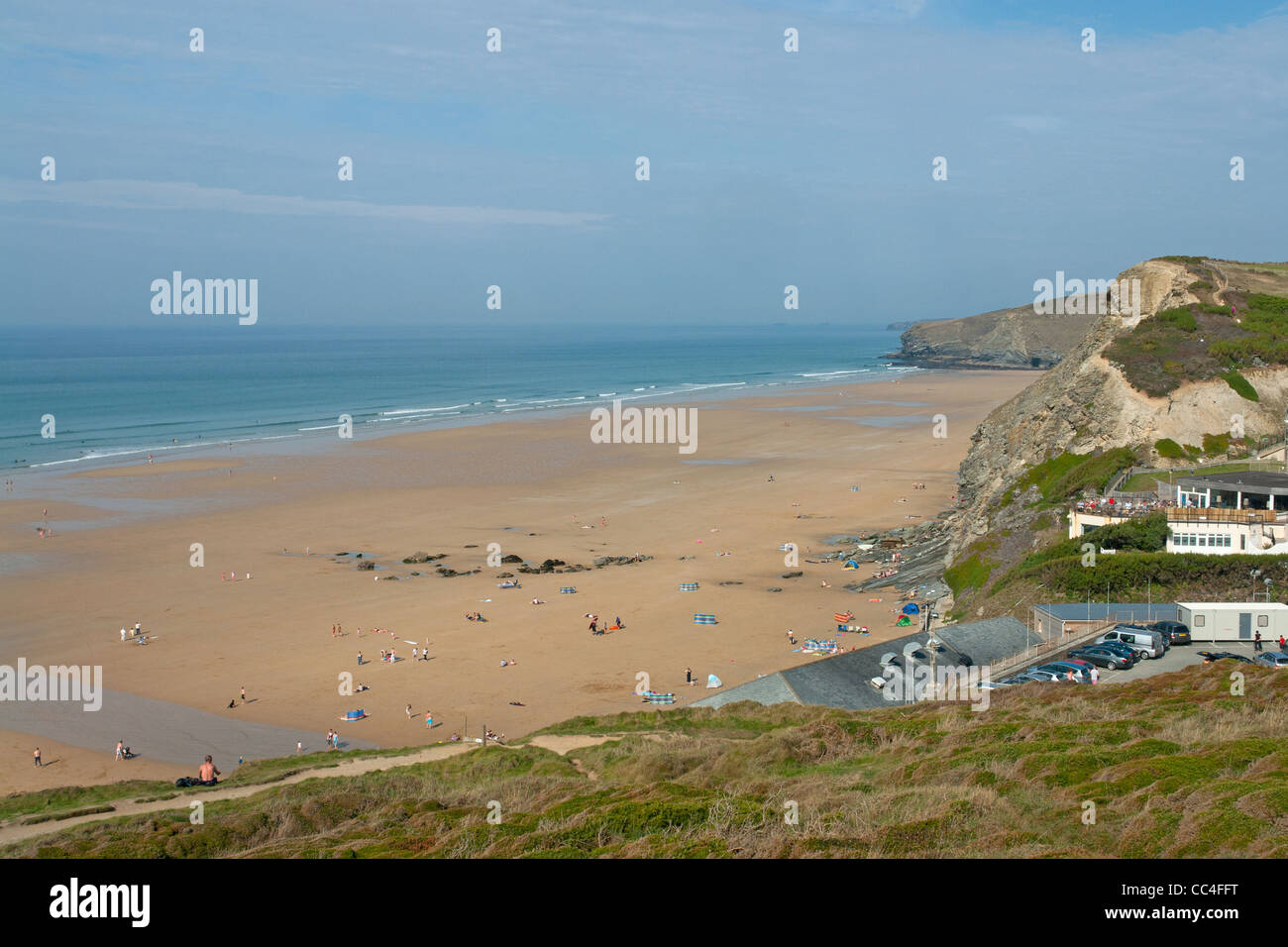 Watergate Bay, sur la côte nord des Cornouailles près de Newquay, avec le toit de la quinzaine de restaurant à l'avant-plan. Banque D'Images