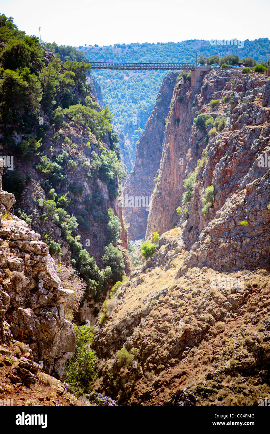 Gorges d'Aradena pont en Crète de l'Ouest que souvent utilisé pour le saut. Banque D'Images