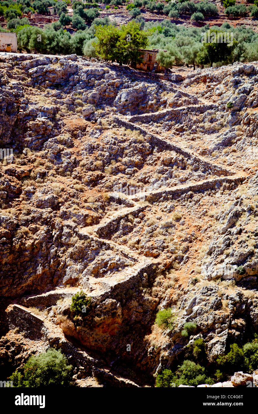 Sentier piétons à gorge d'Aradena en Crète de l'Ouest. Banque D'Images
