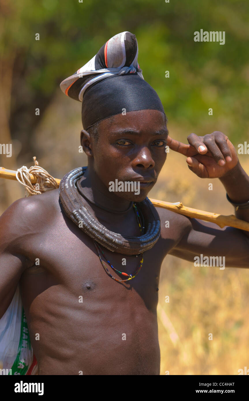 L'homme de tribu Himba au Kaokoland, la Namibie. Banque D'Images