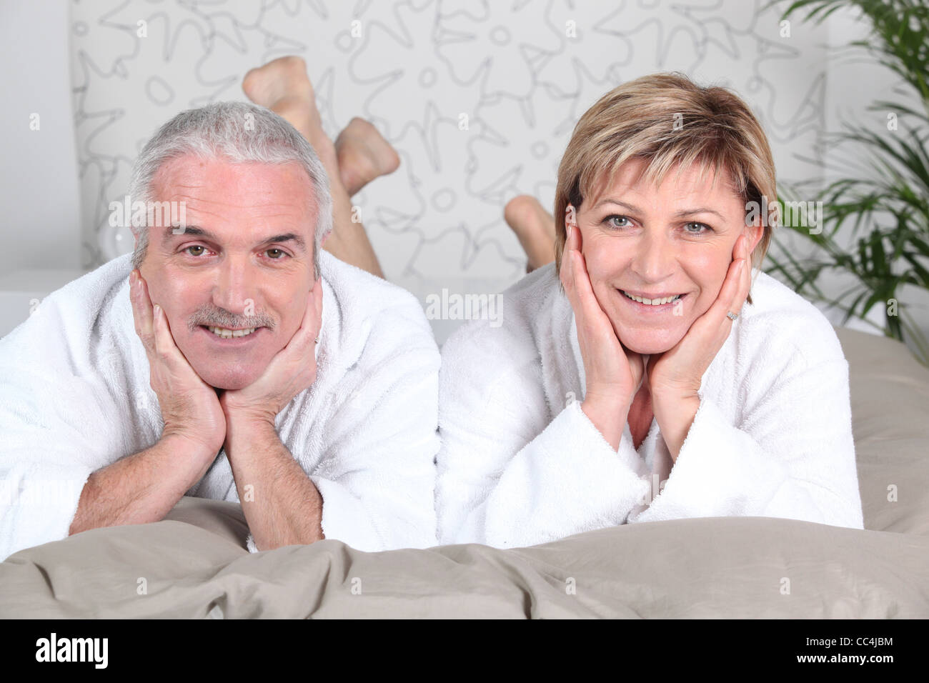 Couple Lying in Bed Banque D'Images