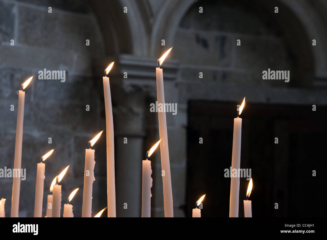 Bougies à l'intérieur de l'abbaye de Vézelay (Basilique Sainte-Marie-Madeleine), Bourgogne, France. Banque D'Images