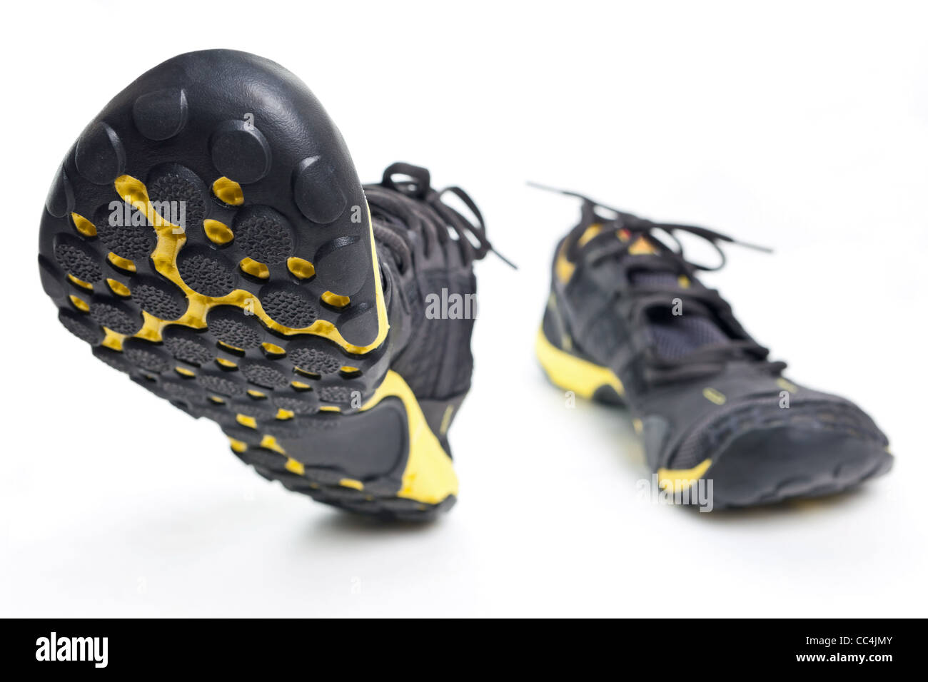 Les chaussures de sport isolé sur fond blanc, la marche en avant Banque D'Images