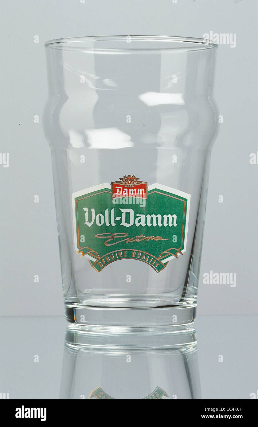 Récupération : verres de bière pour les producteurs de verre très Voll-Damm Espagnol Damm Banque D'Images