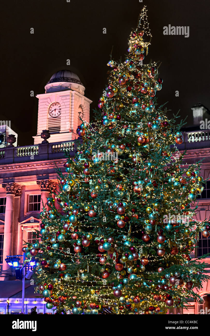 Arbre de Noël dans la cour la Somerset House, Londres, Angleterre, Royaume-Uni Banque D'Images