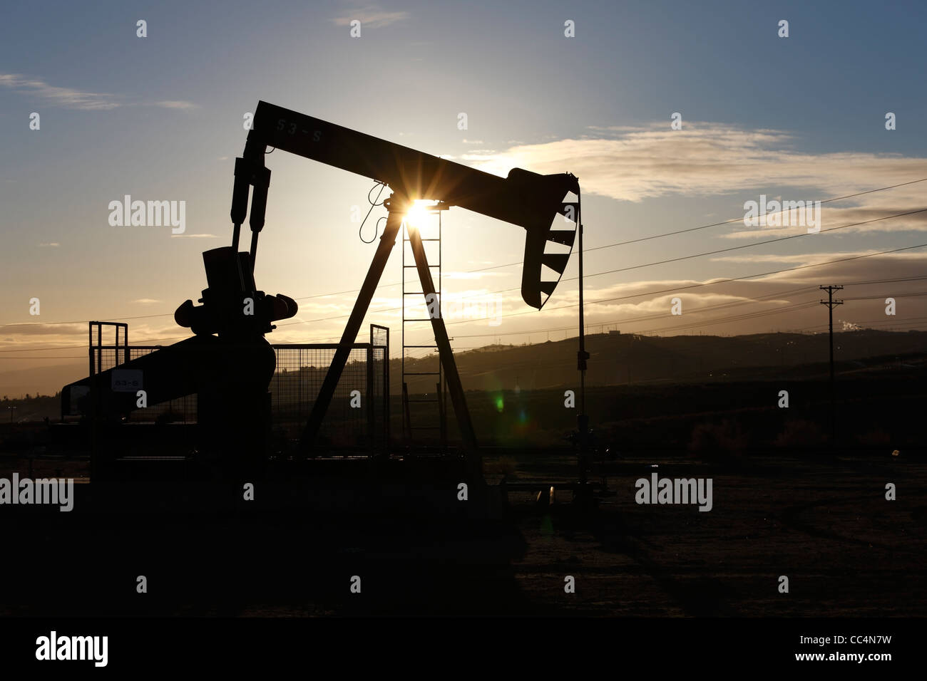 Sur la pompe à huile de pétrole sur le champ pétrolifère de Midway-Sunset près de Taft, Californie à l'aube. Banque D'Images