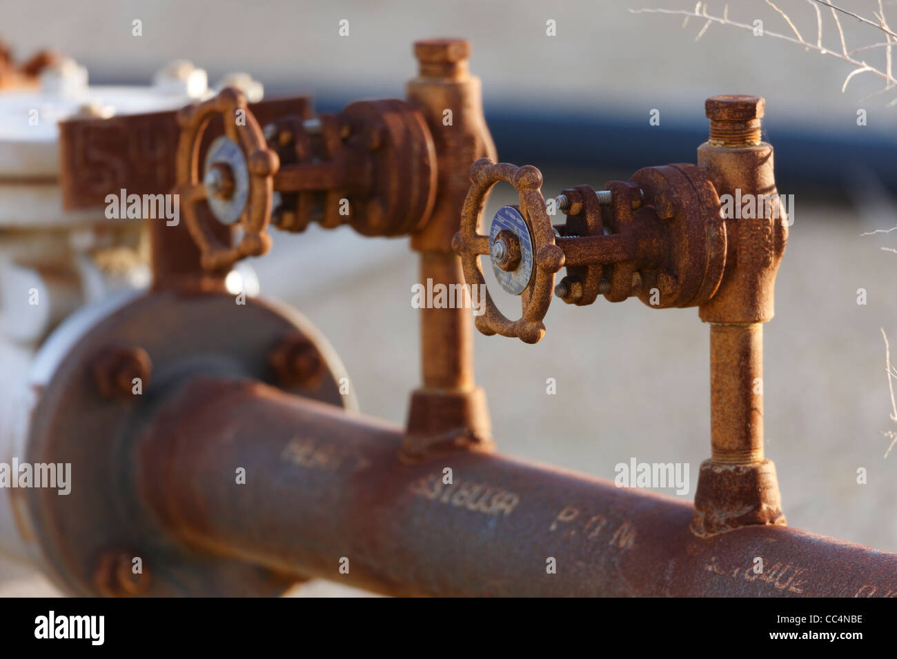Vannes sur un tuyau d'huile sur le Midway-Sunset oil champ près de Taft, en Californie. Banque D'Images