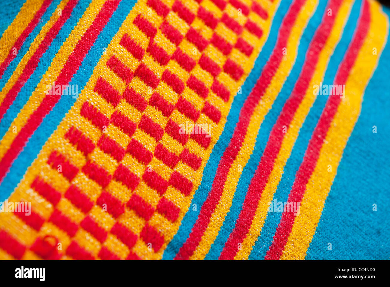 African textiles colorés à checker et coloré rayures motifs textiles de la tribu éthiopienne en Éthiopie Dorze. Banque D'Images