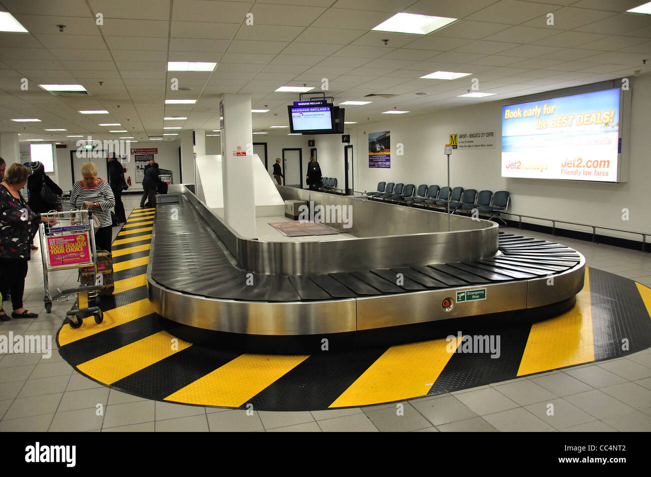 Carrousel à bagages à l'Aéroport International de Newcastle, Newcastle-upon-Tyne, Tyne et Wear, Angleterre, Royaume-Uni Banque D'Images