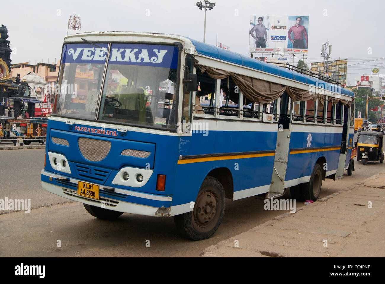 Privé local city bus garés à proximité en bordure de Thiruvananthapuram, Kerala Banque D'Images